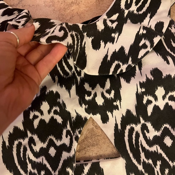 Urban Outfitters Bodysuit 🖤🤍 - Picture 3 of 6